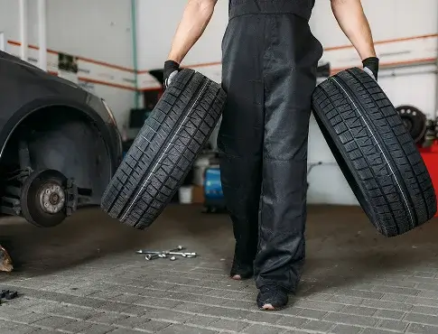 auto-mechanic-hold