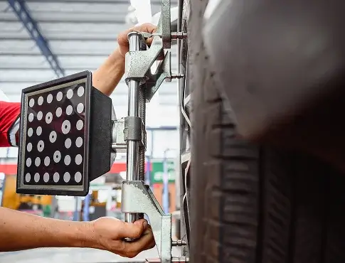 auto-service-mechanic-installing-wheel-alignment-sensor-tire-vehicle-suspension-alignment-adjustment-set-car-wheel-center-auto-repair-station-1